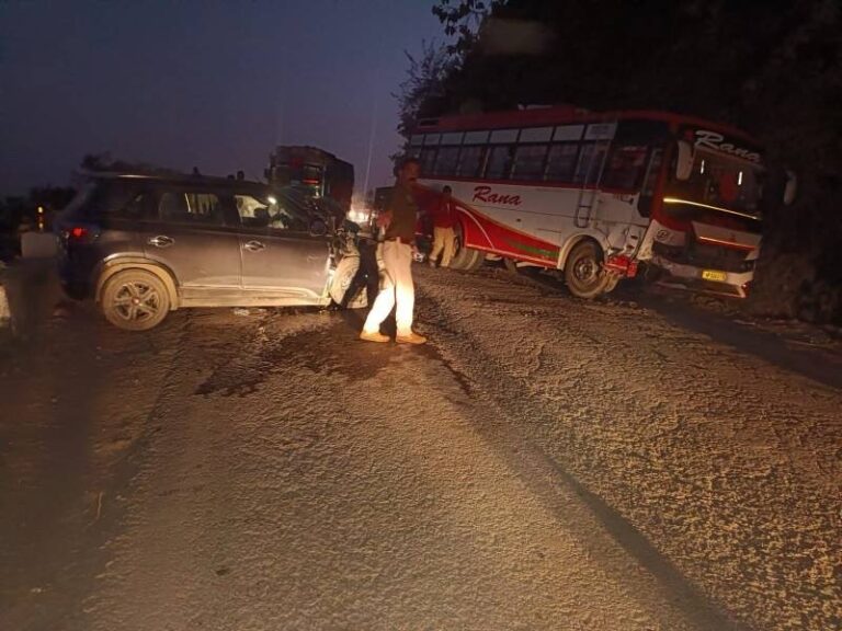 Kangra: रैत-चंबी मार्ग पर बस और कार की टक्कर, तीन लोग घायल