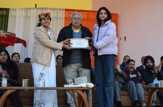 Kangra: पालमपुर में शहीद कैप्टन विक्रम बत्रा मैदान पर धूमधाम से मनाया गया गणतंत्र दिवस