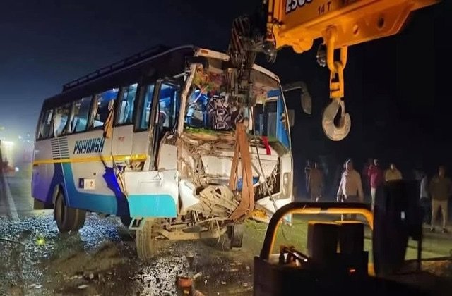 Himachal: हिमाचल प्रदेश से प्रयागराज महाकुंभ जा रही बस कौशांबी में पलटी, 26 श्रद्धालु घायल