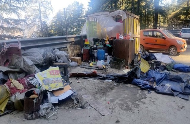 Shimla: राष्ट्रीय राजमार्ग-5 पर अवैध खोखों पर प्रशासन की सख्त कार्रवाई