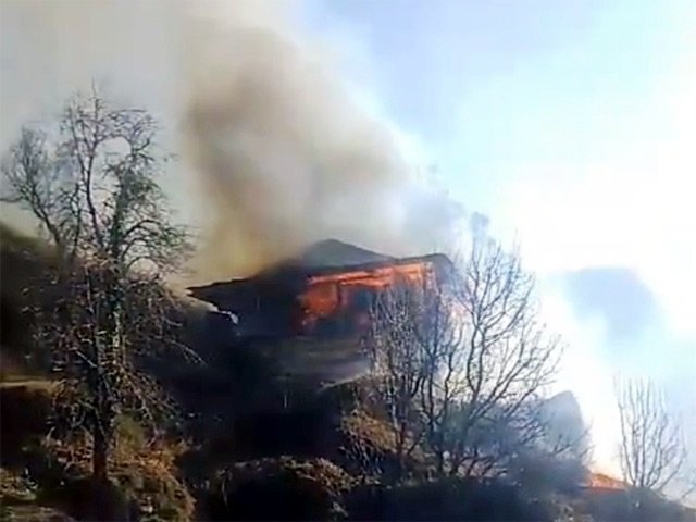 Kullu: खोलटू गांव में तीन मंजिला मकान आग की भेंट चढ़ा, 6 लाख का नुकसान, बाराहार जंगल में आग से वन संपदा नष्टट