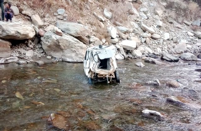 Mandi: मंडी जिले में दर्दनाक सड़क हादसा, चालक की मौत