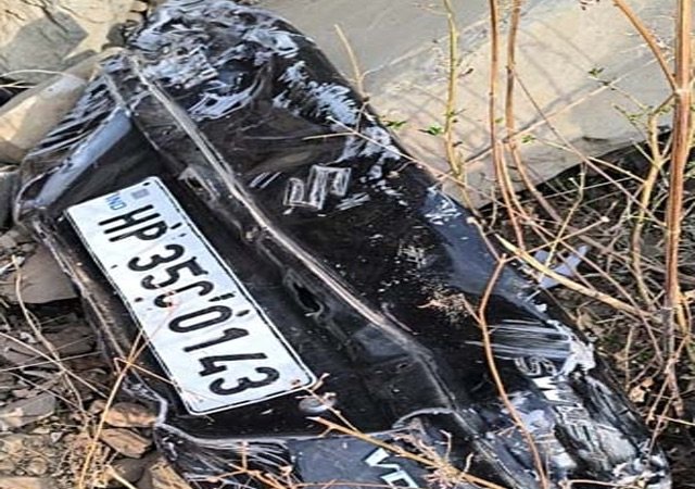 Mandi: सराज के छतरी में गहरी खाई में गिरी कार, चालक की दर्दनाक मौत
