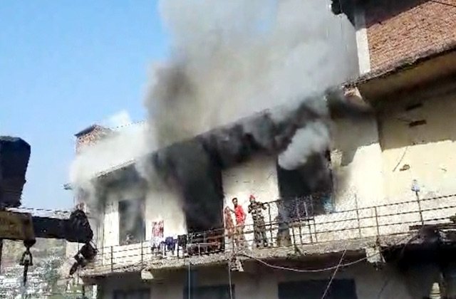 Solan: परवाणू के पास बंद फैक्टरी में लगी भीषण आग, लाखों का नुकसान