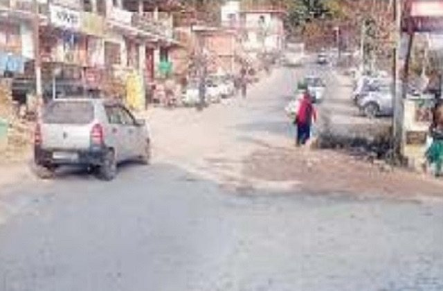 Mandi: भारी धूल और सड़क की खस्ता हालत को लेकर बग्गी चौक पर चक्का जाम की चेतावनी