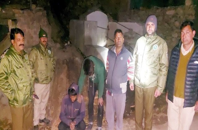 Chamba: वन विभाग की बड़ी कार्रवाई: देवदार के 5 पेड़ों की अवैध कटान में 3 गिरफ्तार, 3 फरार