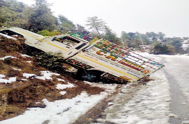 Chamba: सलूणी के सूंज कैंची मोड़ पर बड़ा हादसा टला, बर्फीली सड़क पर फिसली पिकअप