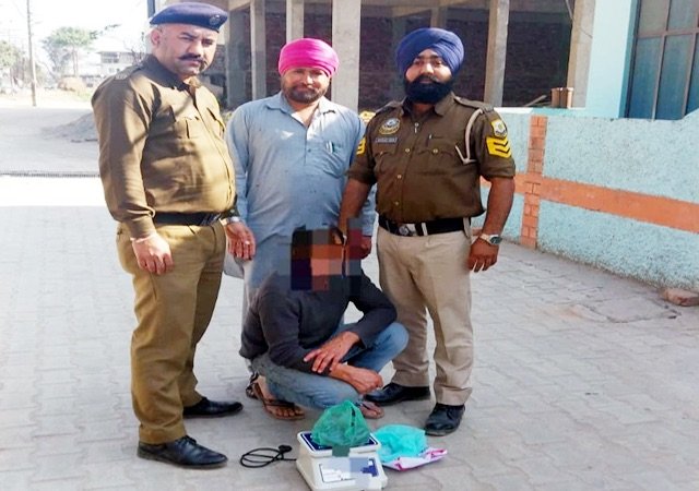 Sirmaur: सिरमौर पुलिस का नशे के खिलाफ अभियान जारी, 406 ग्राम चरस के साथ तस्कर गिरफ्तार