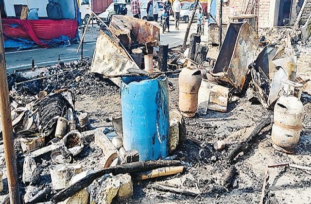 Bilaspur: शाहतलाई बाजार में रात के समय आग का कहर, चिकन कॉर्नर में भीषण आग से लाखों का नुक़सान