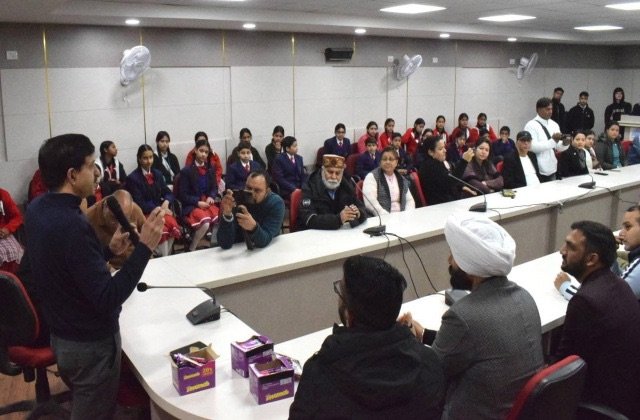 Chamba: चंबा में ‘विरासत-ए-चंबा’ के तहत हुआ हैरिटेज वॉक का आयोजन, विद्यार्थियों और स्थानीय लोगों ने लिया उत्साहपूर्वक भाग