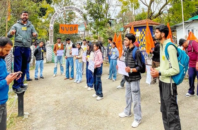 Kangra: धर्मशाला कॉलेज में ABVP का प्रदर्शन, मूलभूत सुविधाओं और छात्र संघ चुनाव को लेकर सरकार पर उठाए सवाल