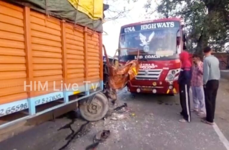Kangra: हिमाचल में बढ़ते सड़क हादसे: कांगड़ा के नूरपुर में बस और ट्रक की जोरदार टक्कर, चालक घायल