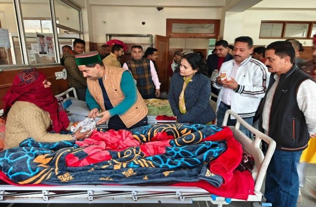 Kangra: सेवा और समर्पण के साथ मनाया जन्मदिन: विधायक केवल पठानिया ने दान किए एक माह का वेतन, ऑक्सीजन कंसन्ट्रेटर और छात्र की फीस
