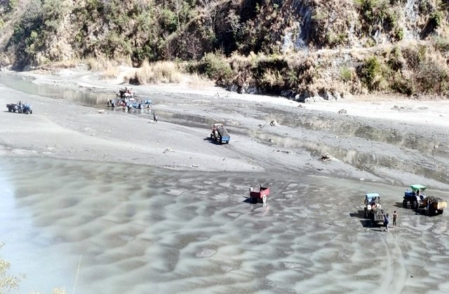 Chamba: बैरास्यूल नदी में धड़ल्ले से हो रहा अवैध खनन, प्रशासन की अनदेखी से माफिया बेखौफ