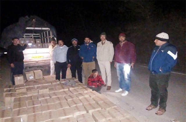 Bilaspur: बिलासपुर पुलिस ने 150 पेटी अवैध शराब पकड़ी, टेम्पू चालक गिरफ्तार