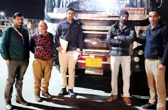 Mandi: सुंदरनगर में पुलिस की बड़ी कार्रवाई, 207 ग्राम चरस के साथ यात्री गिरफ्तार