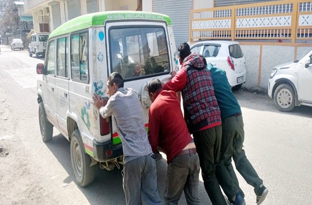 Kullu: कुल्लू अस्पताल की एम्बुलेंस स्टार्ट करने के लिए कर्मचारियों को लगाना पड़ा धक्का, सिस्टम पर उठे सवाल