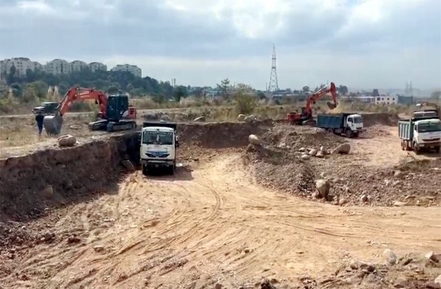 Solan: बद्दी-बरोटीवाला मार्ग पर बाल्द नदी में अवैध खनन चरम पर, प्रशासन की भूमिका पर सवाल