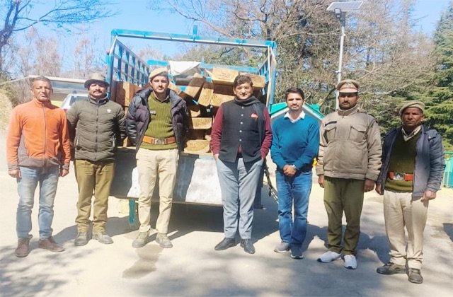 Mandi: वन विभाग ने अवैध लकड़ी तस्करी का भंडाफोड़ किया, 30 सलीपर सहित तस्कर गिरफ्तार