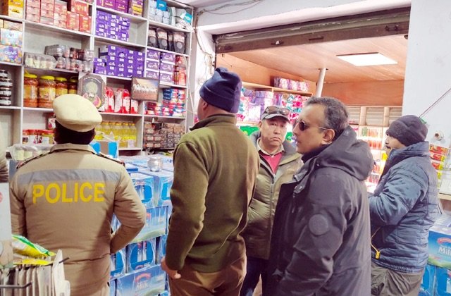 Kullu: लाहौल-स्पीति के काजा में दुकानों पर छापा: एक्सपायरी सामान बेचने वालों को सख्त चेतावनी