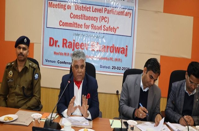 Kangra: सड़क सुरक्षा नियमों की सख्ती से होगी अनुपालना, सांसद राजीव भारद्वाज ने दिए निर्देश