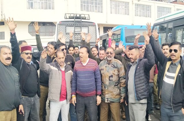 Himachal: HRTC कर्मियों का बकाया भुगतान को लेकर उग्र प्रदर्शन, सरकार को 15 दिन का अल्टीमेटम