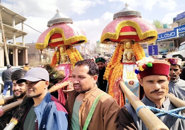 Mandi: महाशिवरात्रि महोत्सव के लिए निकले देवता मार्कंडेय ऋषि और देवता कोटलू, यात्रा में उमड़ी आस्था की लहर