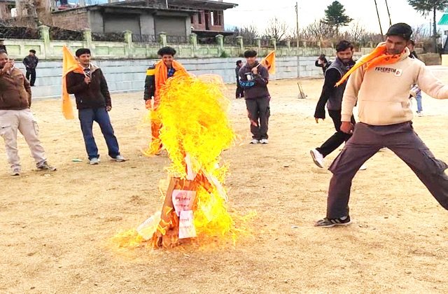 Himachal: अखिल भारतीय विद्यार्थी परिषद ने प्रदेश सरकार के खिलाफ किया प्रदर्शन, बढ़ते नशे पर जताई चिंता