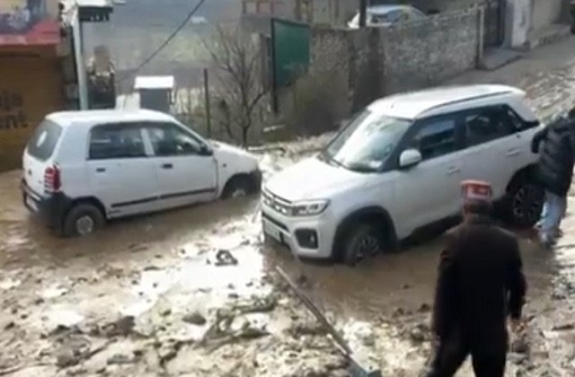 Kullu: कुल्लू में मूसलधार बारिश से जनजीवन अस्त-व्यस्त, कई सड़कें अवरुद्ध