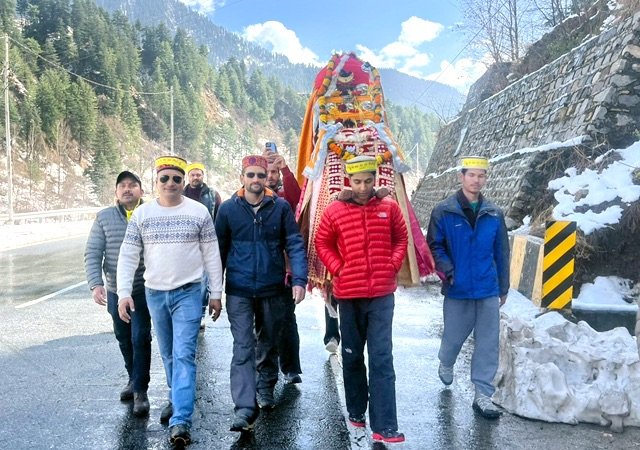 Kullu: 100 साल बाद नए रथ में विराजे कटराईं के आराध्य देवता वीरनाथ, वशिष्ठ तीर्थ स्नान के लिए हुए रवाना