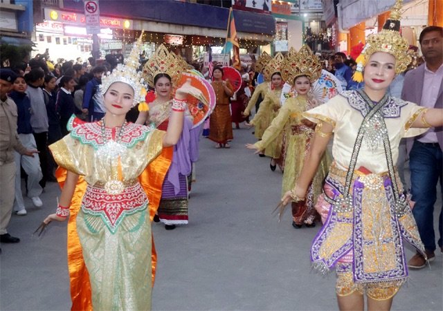 Himachal: मंडी महाशिवरात्रि महोत्सव में पहली बार अंतर्राष्ट्रीय सांस्कृतिक परेड, दुनियाभर के कलाकारों ने बिखेरा रंग