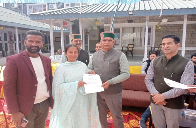 Kangra: संजय रतन ने 92 लाख की सहायता राशि वितरित की, बोले- जरूरतमंदों को मिलेगा योजनाओं का पूरा लाभ