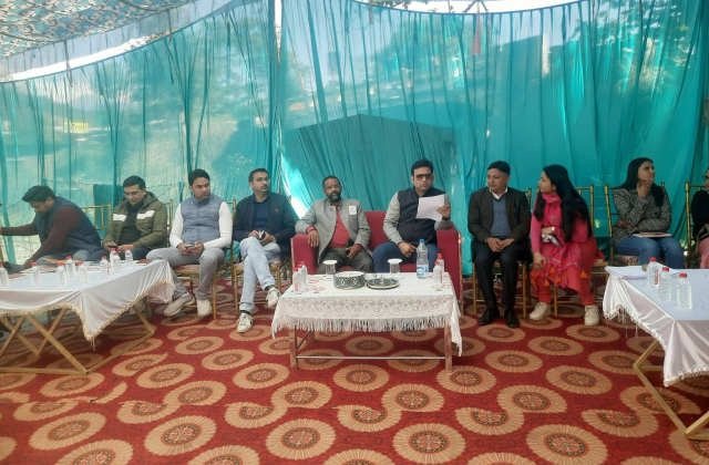 Kangra: हिमाचल में विकास की नई लहर: गांव-गांव पहुंच रहे आर.एस. बाली, समस्याएं सुनकर दे रहे समाधान के निर्देश