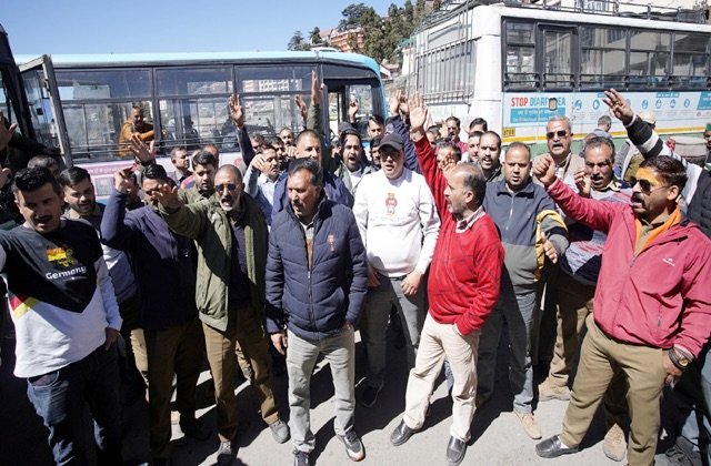 Shimla: एचआरटीसी चालक-परिचालकों का सरकार के खिलाफ हल्लाबोल, 72 घंटे की हड़ताल का ऐलान