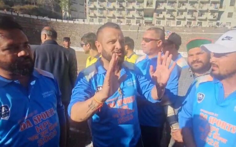 Solan: ग्रीन इंजीनियरिंग कॉलेज की क्रिकेट प्रतियोगिता में नाटी किंग कुलदीप शर्मा और एसी भारद्वाज के बीच हुआ विवाद, सोशल मीडिया पर वीडियो वायरल