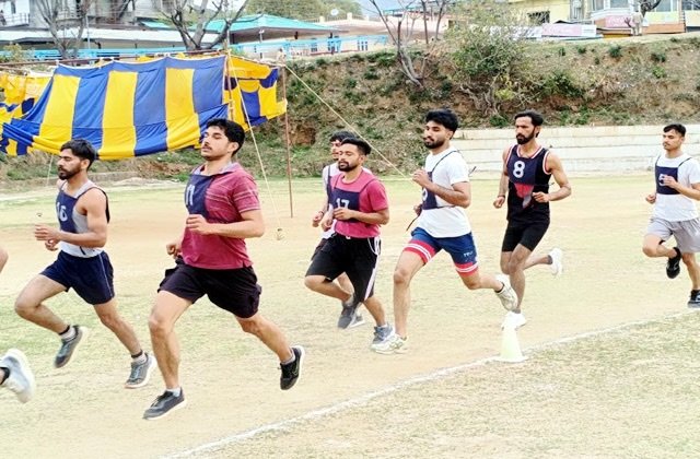 Kangra: हिमाचल पुलिस कांस्टेबल भर्ती में ग्राउंड टेस्ट में छंटे हजारों युवा, सिर्फ 184 ने पार की बाधा