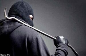 Kangra: सकोह में घर से लाखों की चोरी, बुजुर्ग महिला के घर से गहने और नकदी ले उड़े चोर