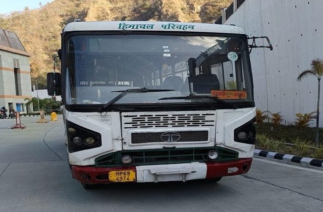 Bilaspur: एम्स बिलासपुर गेट पर बड़ा हादसा टला, बस चालक को आया हार्ट अटैक, सुरक्षा कर्मियों की तत्परता से बची जान