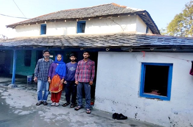 Kangra: हिमाचल में सरकारी योजनाओं की सच्चाई: 15 साल से सुरजीत सिंह आवास योजना के इंतजार में