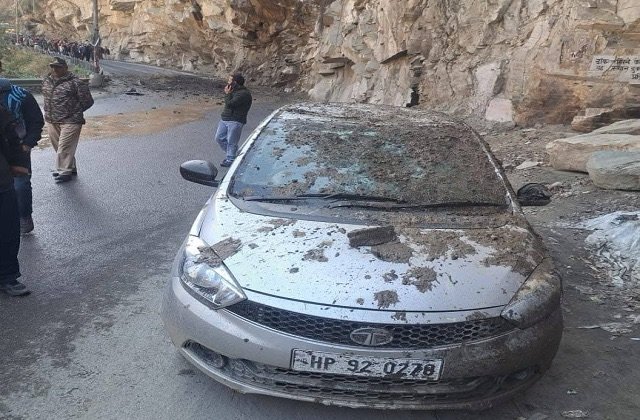 Himachal: हिमाचल के ऊंचे इलाकों में बर्फबारी, निचले क्षेत्रों में बारिश; सफर हुआ खतरनाक