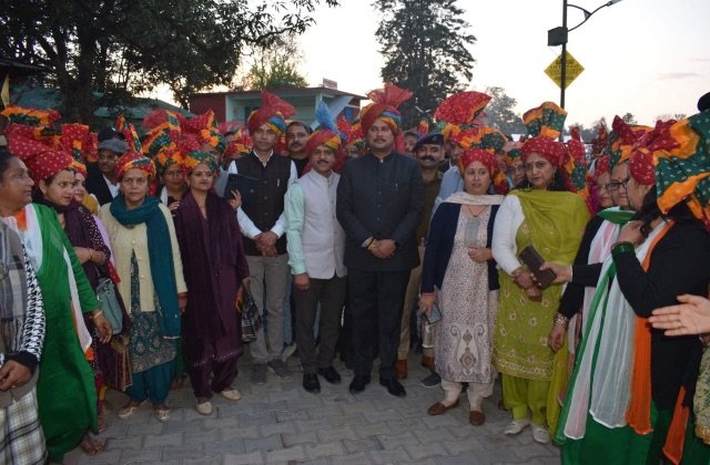 Kangra: जयसिंहपुर में धूमधाम से हुआ जिला स्तरीय होली उत्सव का शुभारंभ, शोभायात्रा और सांस्कृतिक संध्या ने बटोरी वाहवाही