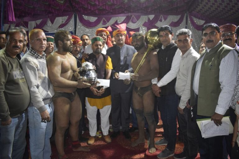 Kangra: ख्वाजा पीर वार्षिक दंगल में उमड़ा जनसैलाब, आयुष मंत्री यादविंद्र गोमा ने विजेताओं को किया सम्मानित