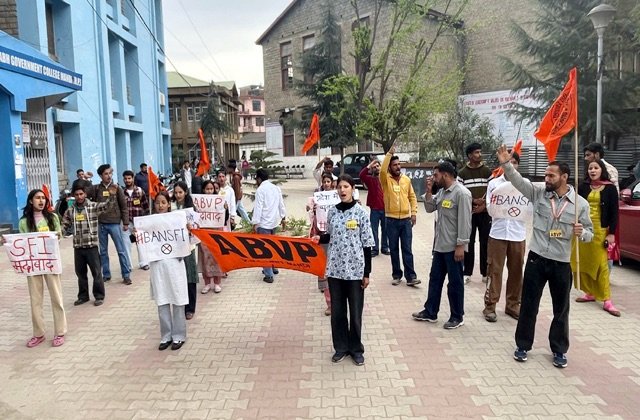 Mandi: मंडी में ABVP का प्रदर्शन: छात्र सदस्यों पर हमले के खिलाफ कार्रवाई की मांग