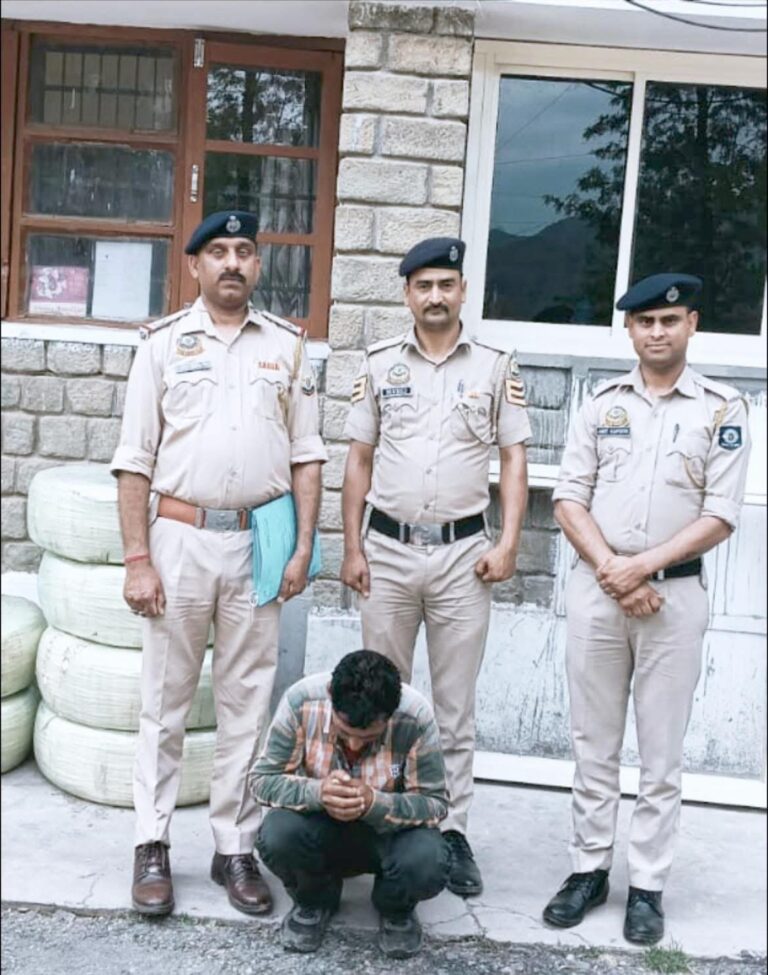 Kangra: मंदिर में चोरी, पंजाब निवासी आरोपी लुधियाना से गिरफ्तार – बैजनाथ पुलिस की ताबड़तोड़ कार्रवाई