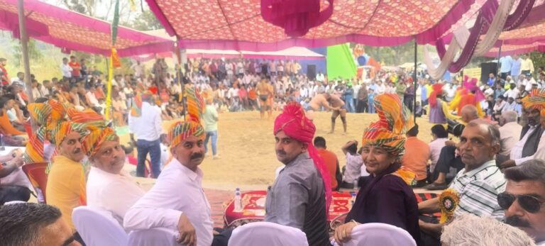 Kangra: डिजिटल युग में भी पारंपरिक कुश्ती मेलों की रौनक बरकरार: राजोल मेले में पहलवानों को सम्मानित करते हुए बोले विधायक पठानिया