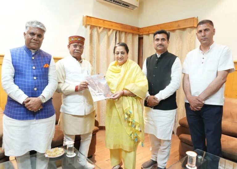 Kangra: स्पीति घाटी की धरती के स्तंभों पर मोनोग्राफ राज्यपाल को भेंट, सांस्कृतिक धरोहर संरक्षण की ओर अहम कदम