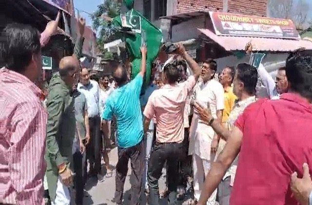 हरिपुर में कश्मीर आतंकी हमले के विरोध में बाजार बंद, पाकिस्तान मुर्दाबाद के लगे नारे