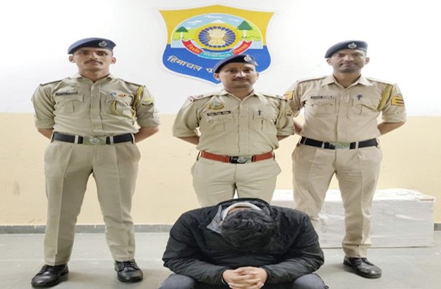 Shimla: रोहड़ू पुलिस ने प्रतिबंधित दवाओं के नेटवर्क का किया भंडाफोड़, भारत-नेपाल बॉर्डर से जुड़े मेडिकल स्टोर संचालक को किया गिरफ्तार