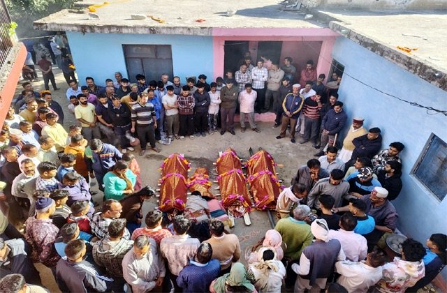 Mandi: मंडी हादसा: चार अर्थियां उठीं एक ही घर से, दूल्हे ने दी मुखाग्नि, पूरे क्षेत्र में पसरा मातम