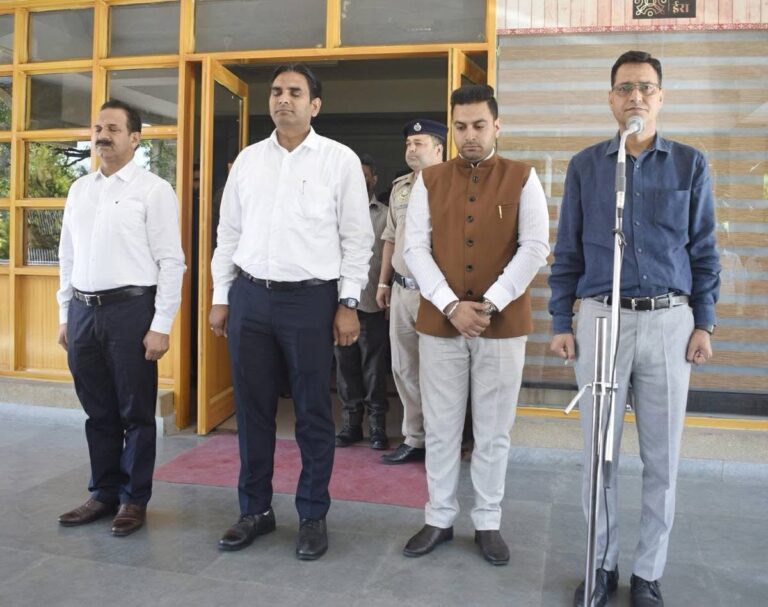 Kangra: पहलगाम आतंकी हमले में शहीदों को श्रद्धांजलि, उपायुक्त कार्यालय धर्मशाला में रखा गया दो मिनट का मौन